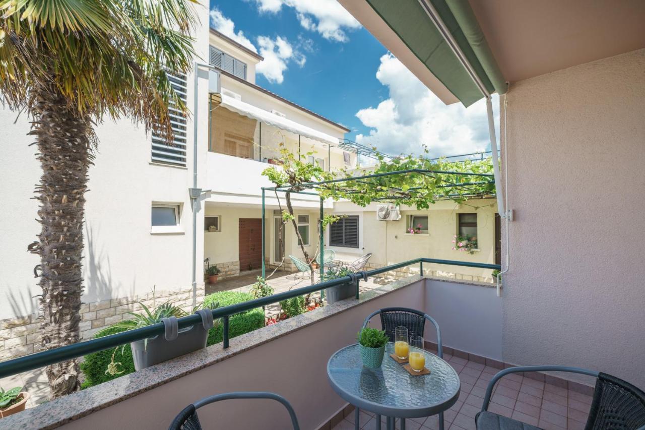 Family Petrov Apartments Vodice Buitenkant foto