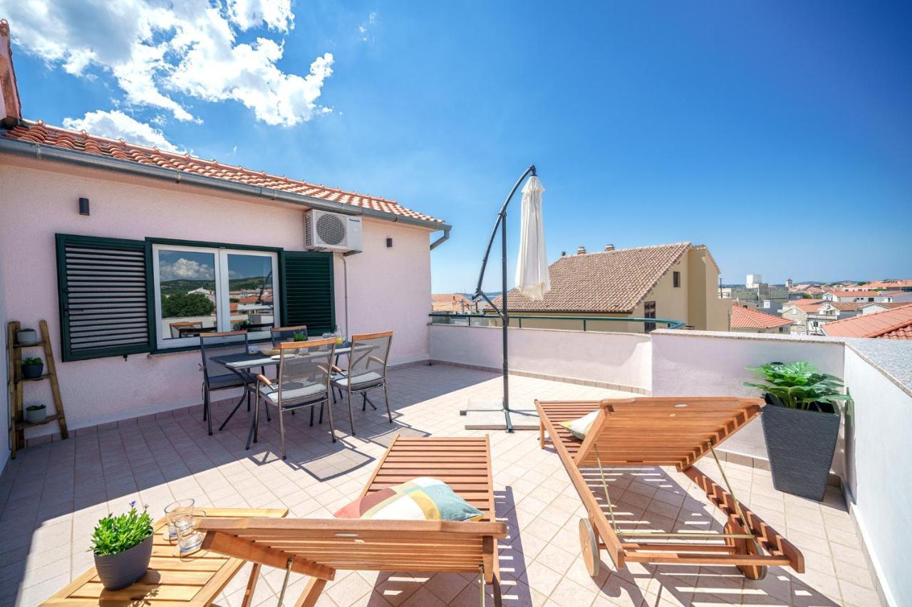 Family Petrov Apartments Vodice Buitenkant foto