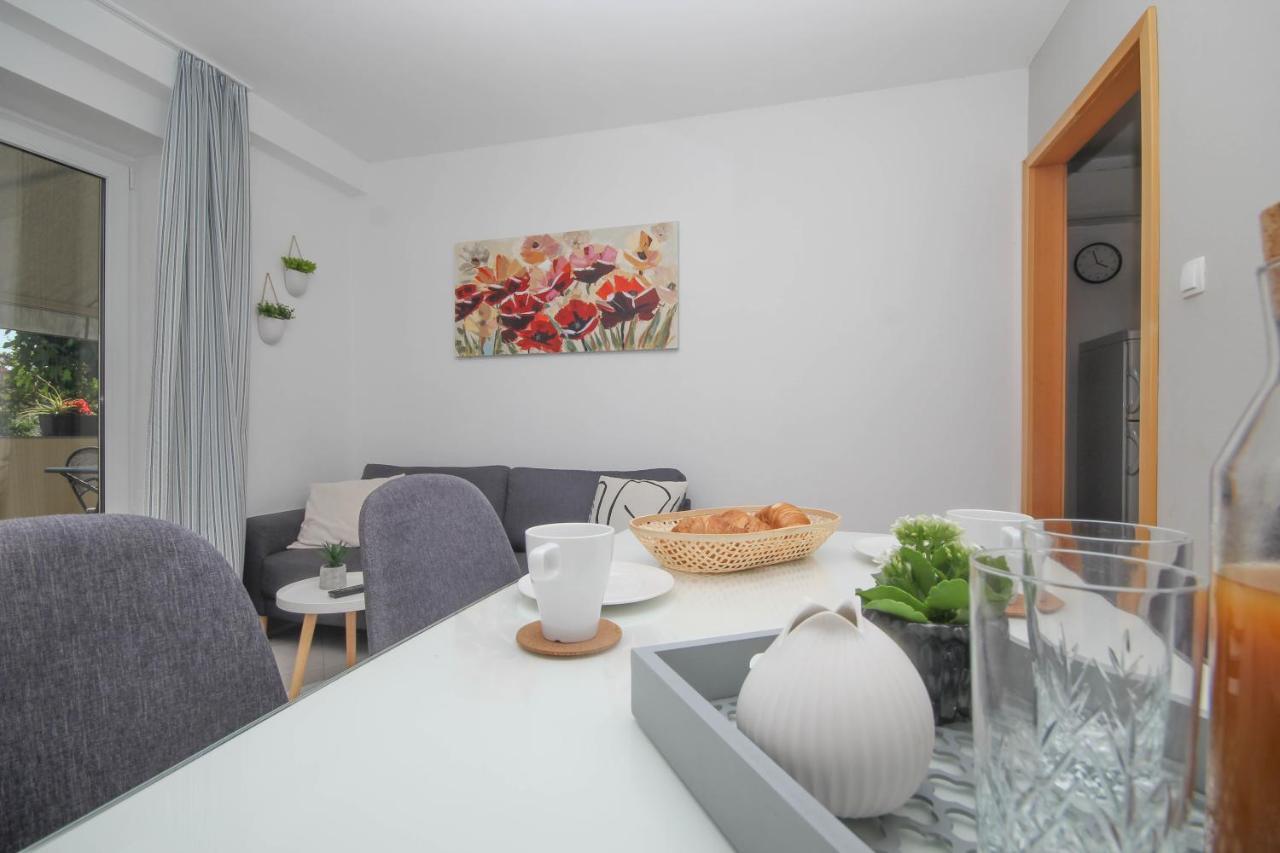 Family Petrov Apartments Vodice Buitenkant foto
