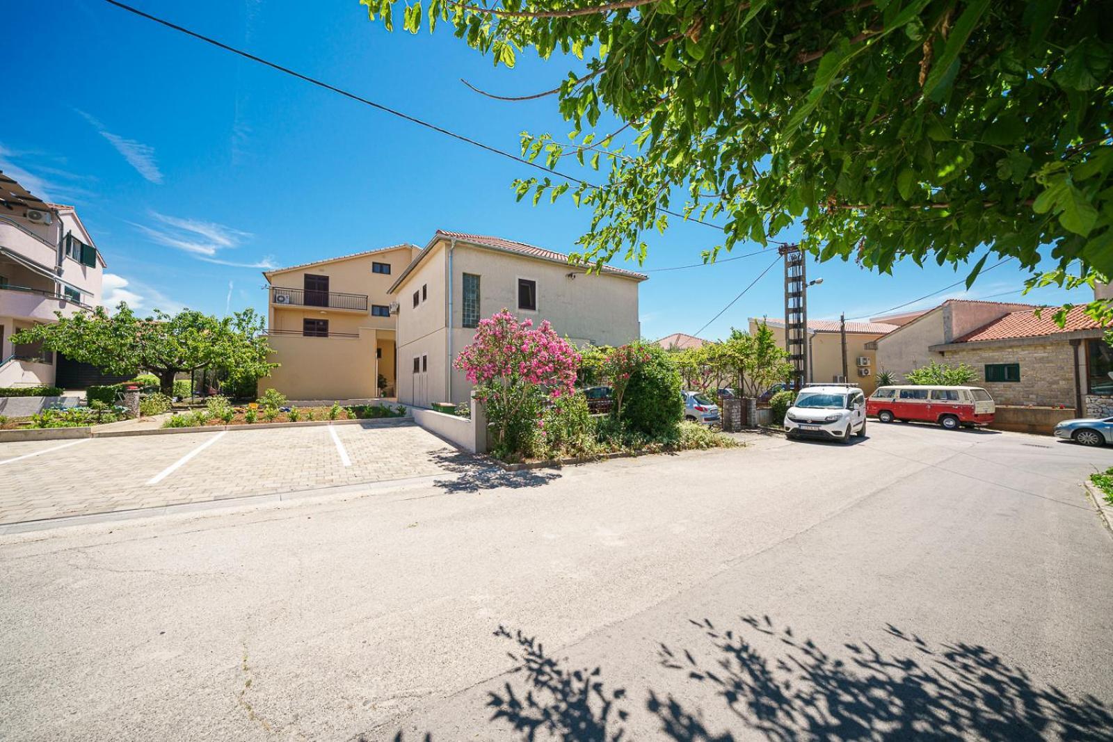 Family Petrov Apartments Vodice Buitenkant foto