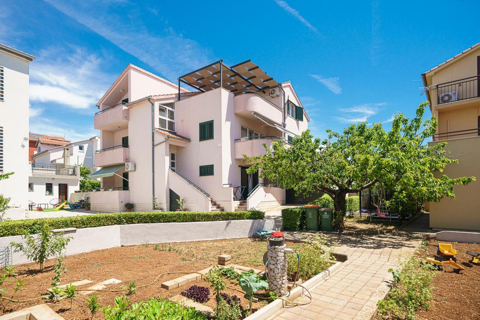 Family Petrov Apartments Vodice Buitenkant foto