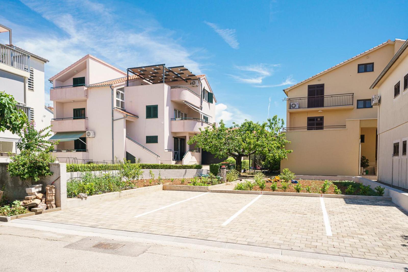 Family Petrov Apartments Vodice Buitenkant foto